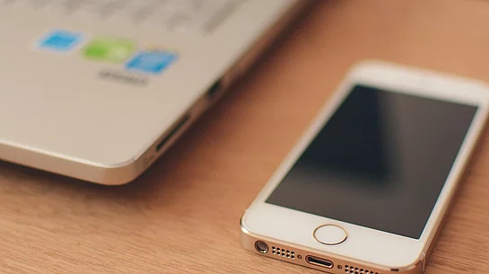 Smartphone liegt auf dem Tisch