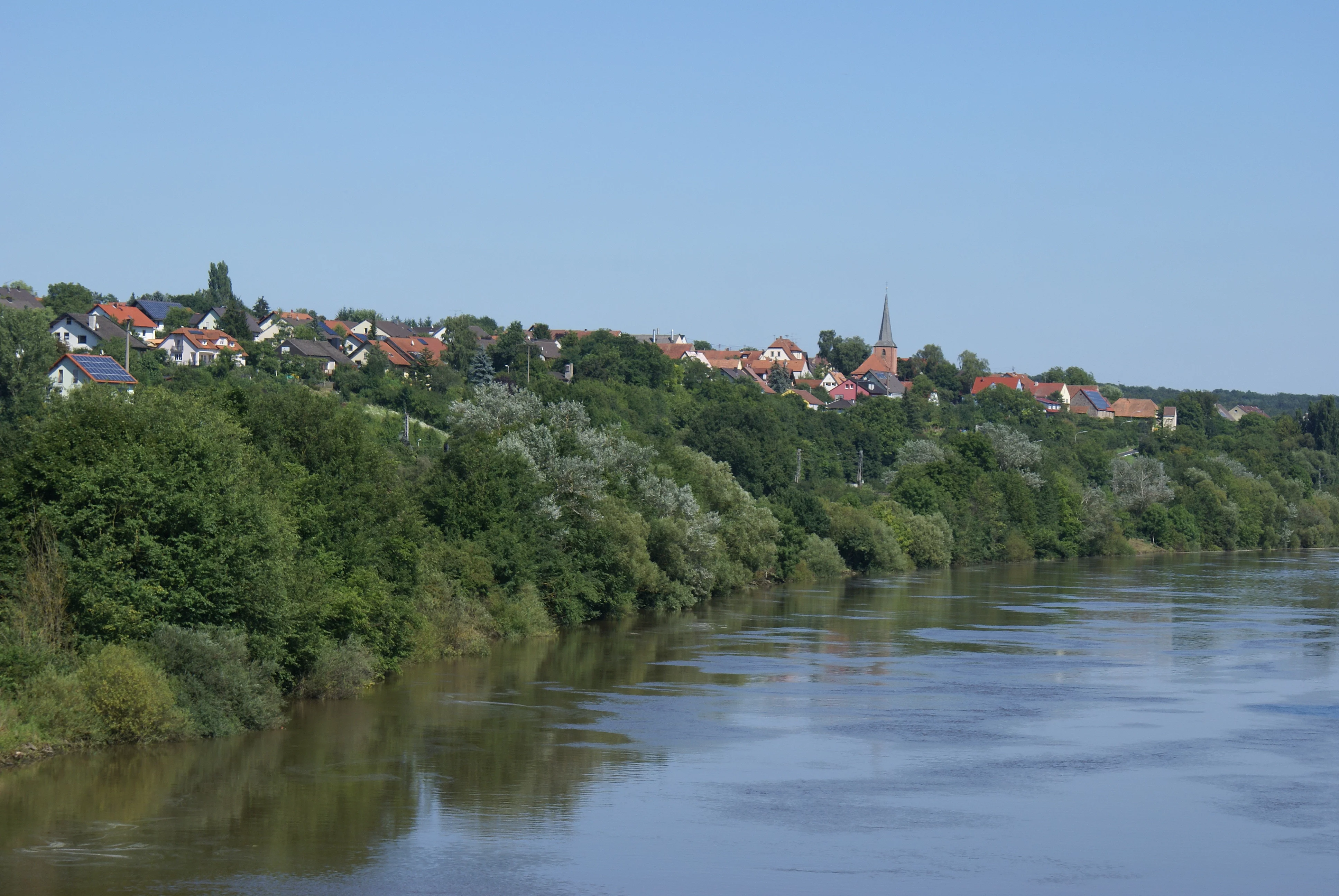 Ansicht auf Ottendorf vom Main Der Fluss Main fließt unten durchs Bild. Von dort bietet sich der Blick auf Ottendorf.