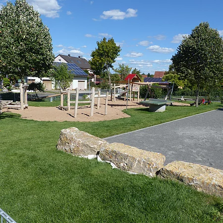 Spielplatz am Hügel in Steinfeld