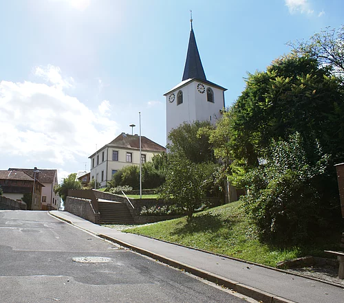 Alte Schule und Kirche in Greßhausen Blick auf die Alte Schule und die Kirche in Greßhausen.