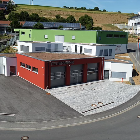 Im Vordergrund das Gebäude der Freiwilligen Feuerwehr und angrenzend das Bauhof Gebäude.